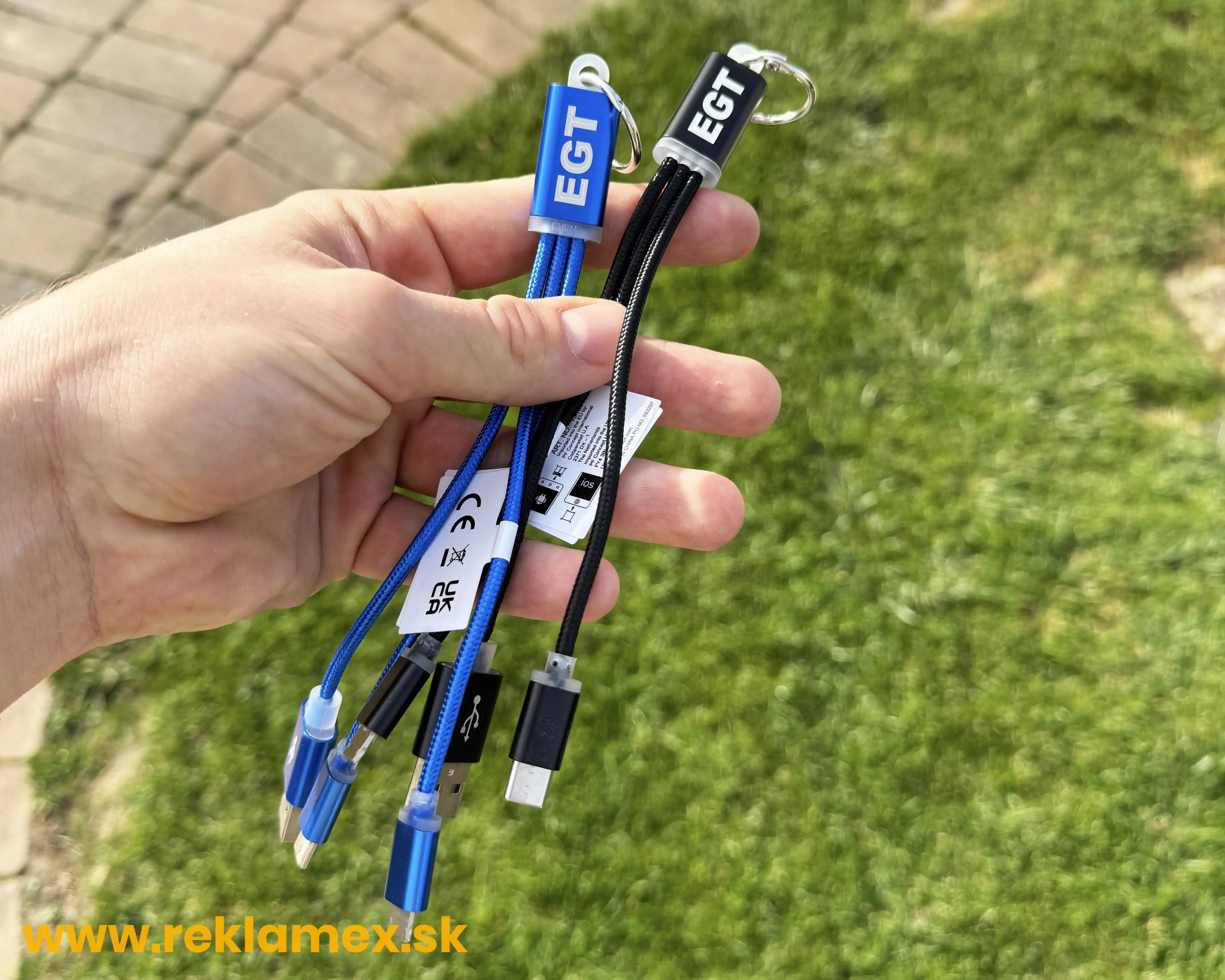 Reklamné kľúčenky s USB káblami s gravírovaním loga.