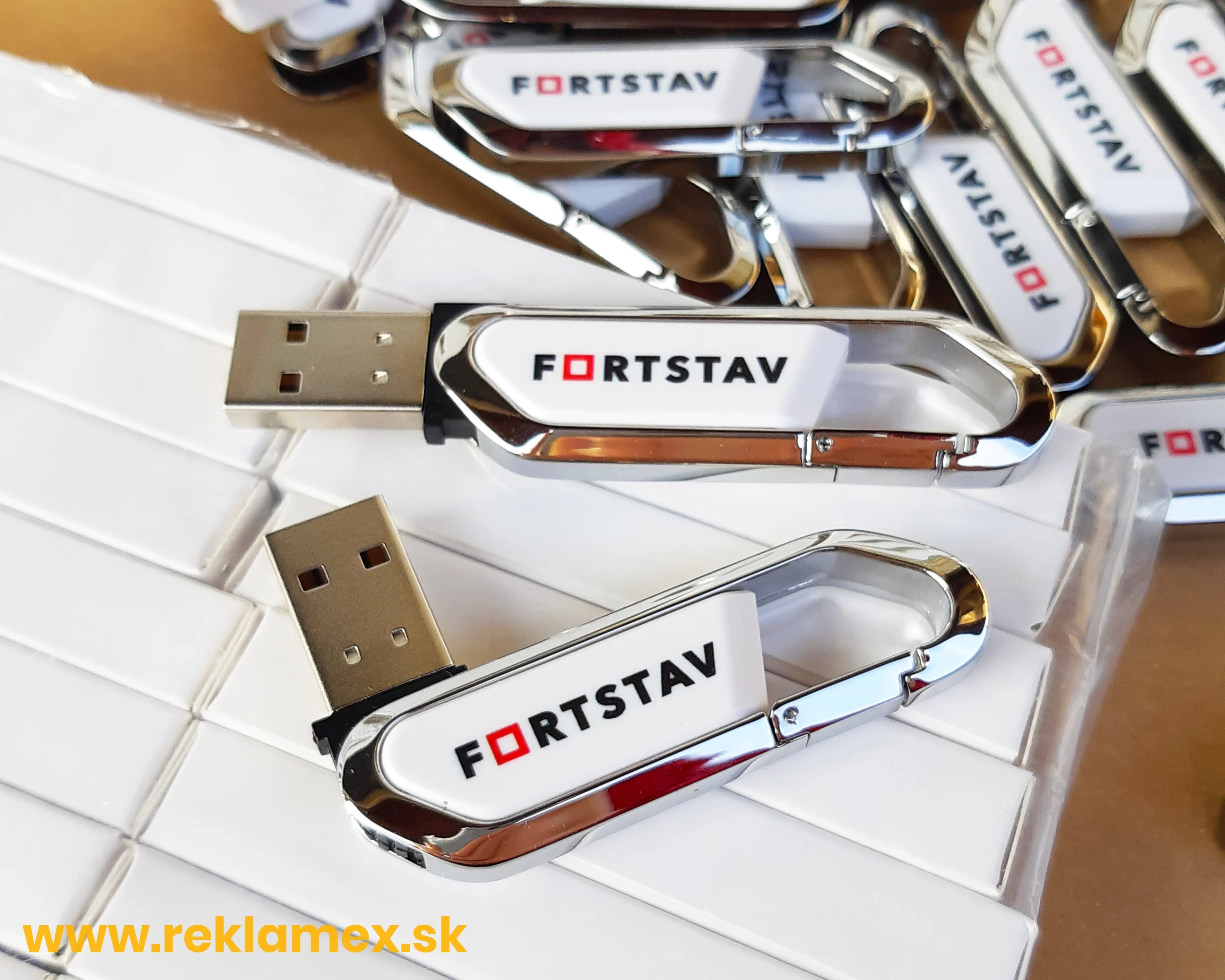 Reklamné USB kľúče pohlad z blízka na potlač loga čiernej farby.