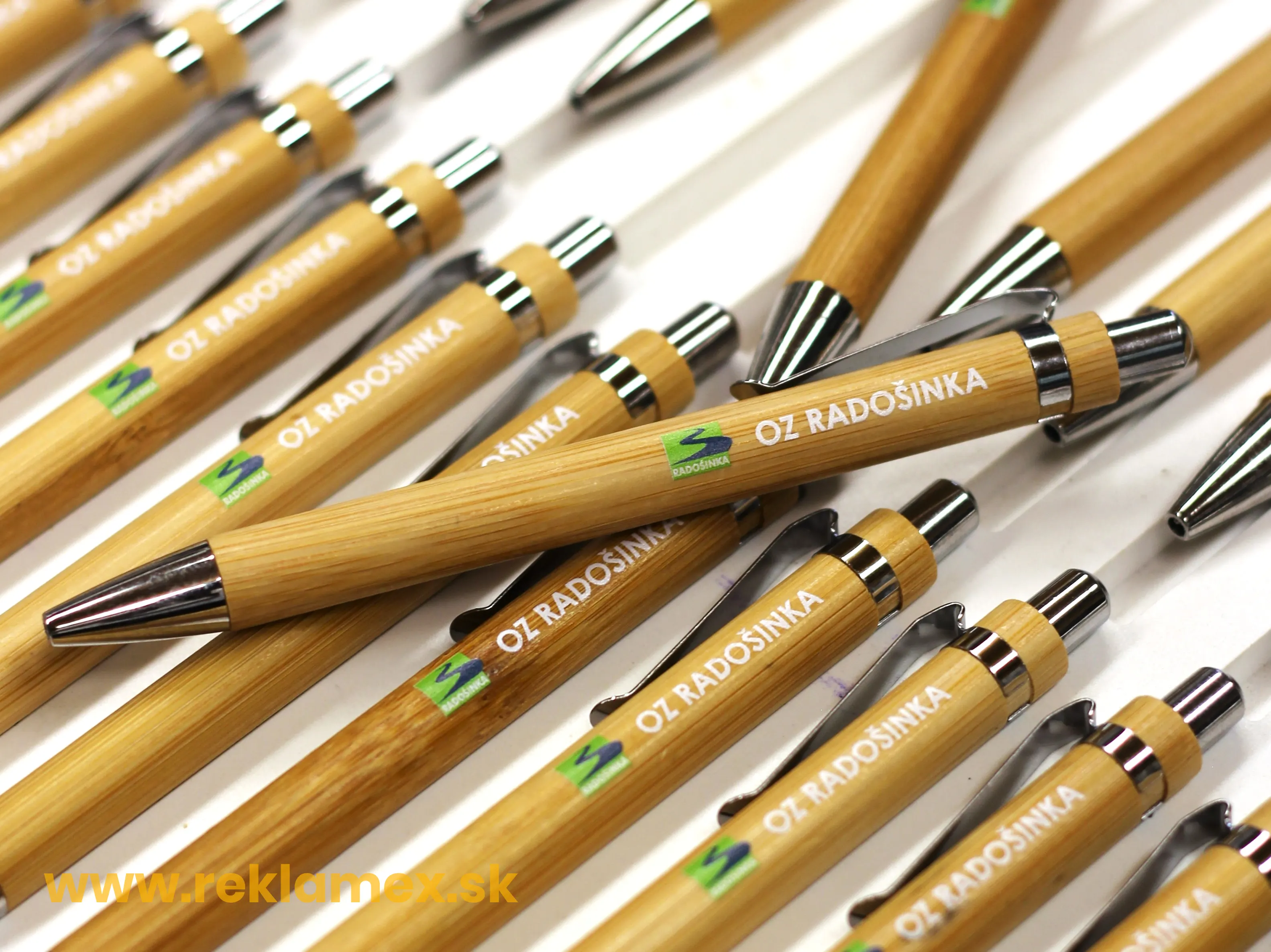 reklamne pera s potlacou - ukazka na drevenom pere s potlacou loga