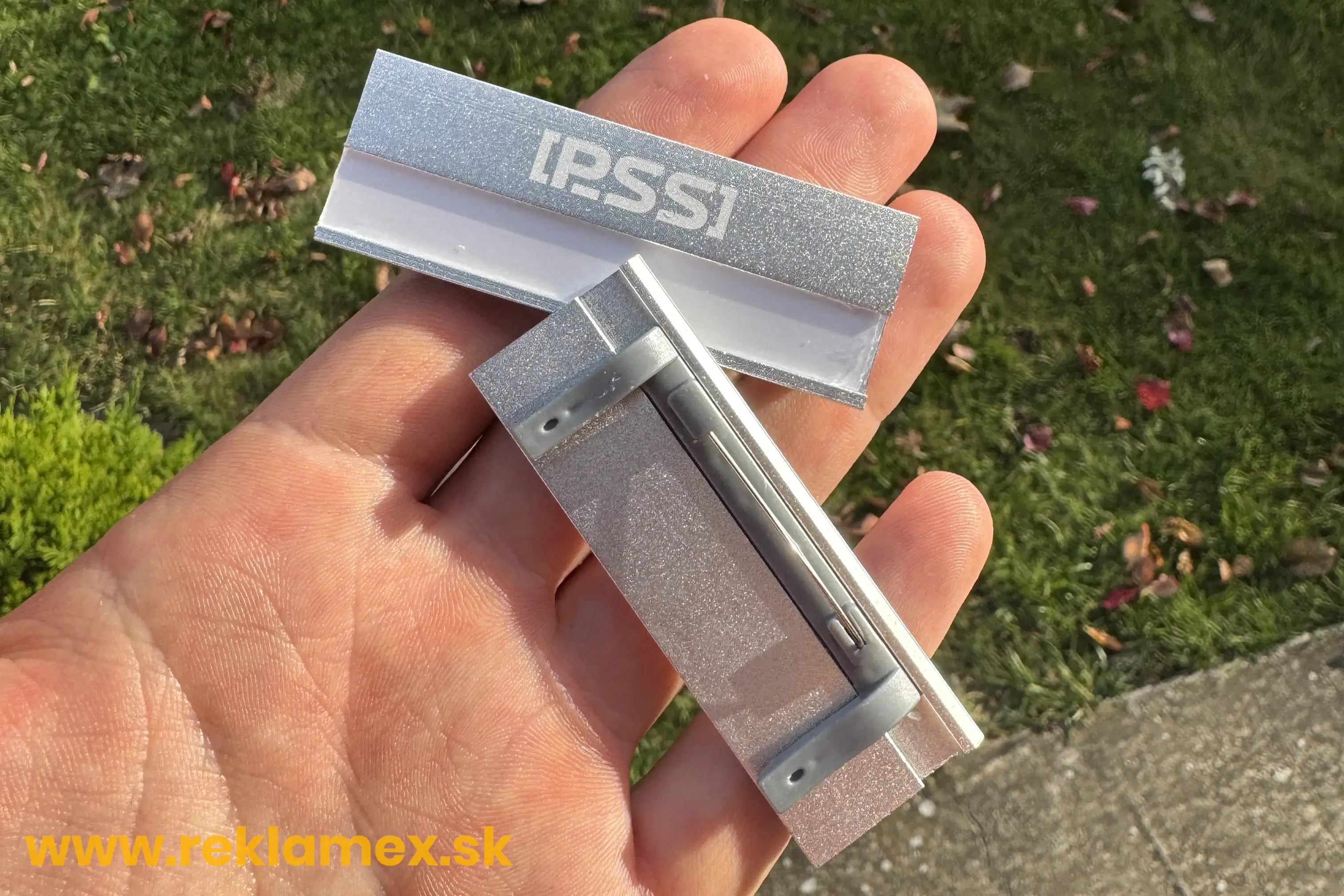 Kovové menovky na oblečenie s gravírovaním loga 