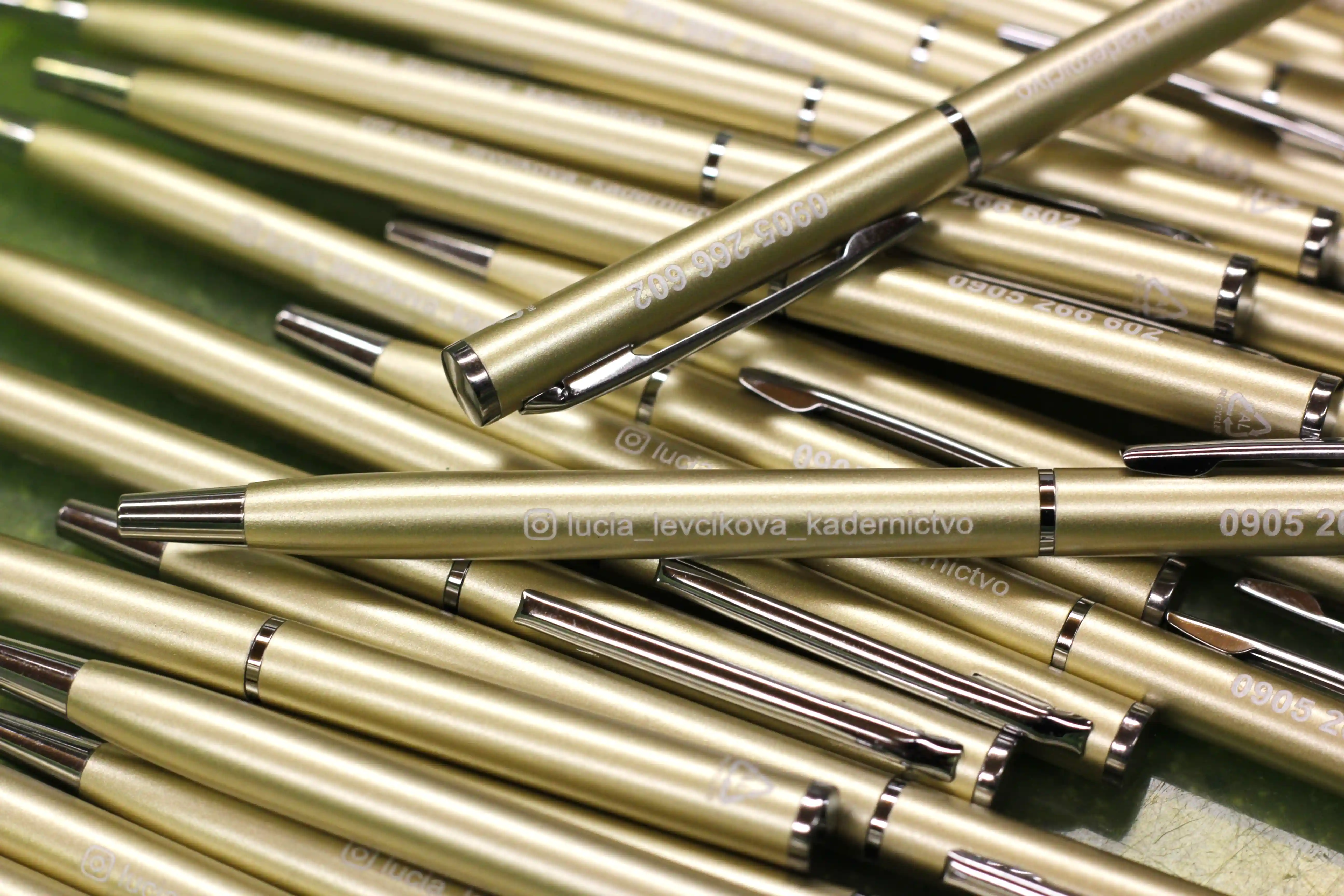 Perá s gravírovaním loga - Atemio