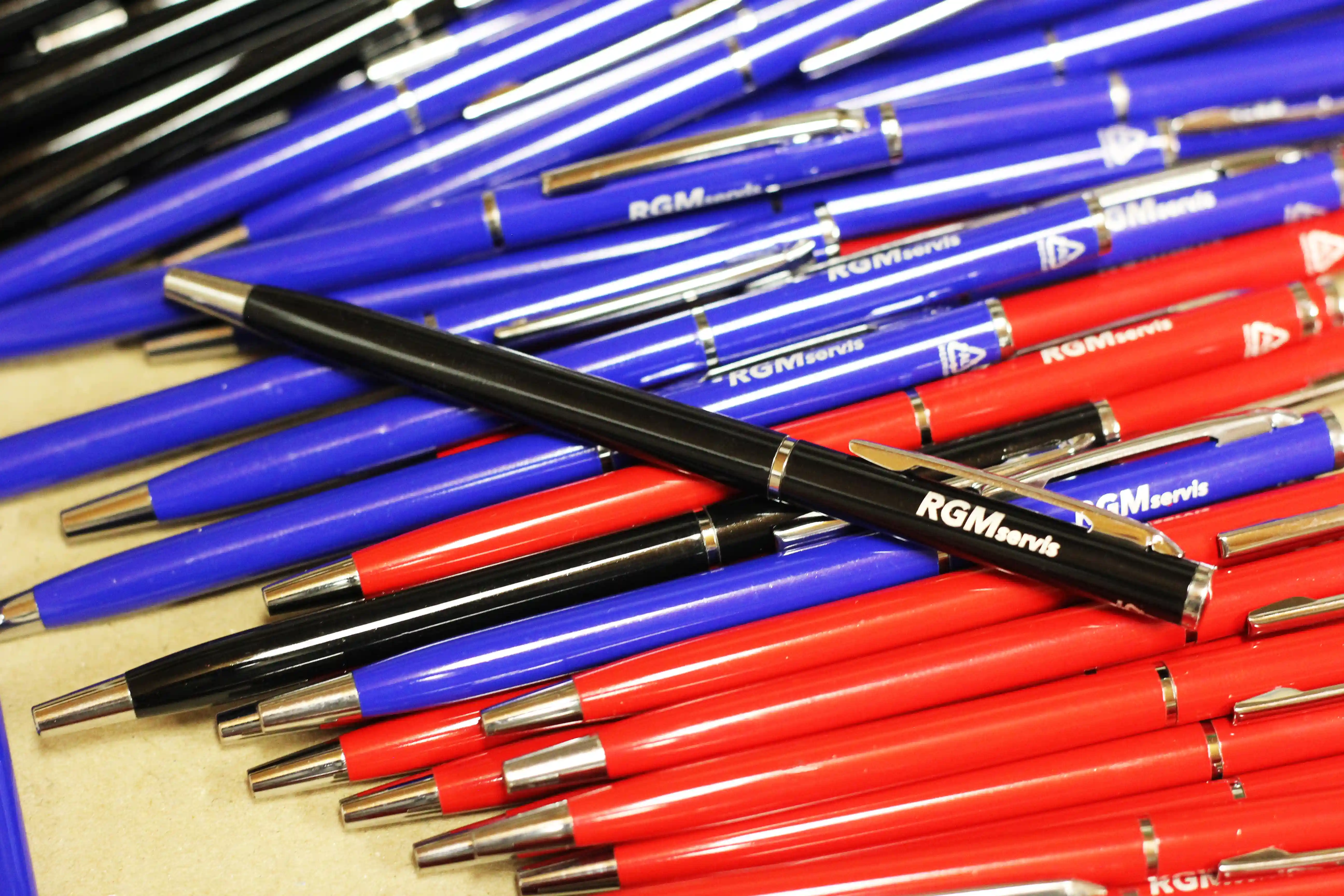 Perá s gravírovaním loga - Atemio