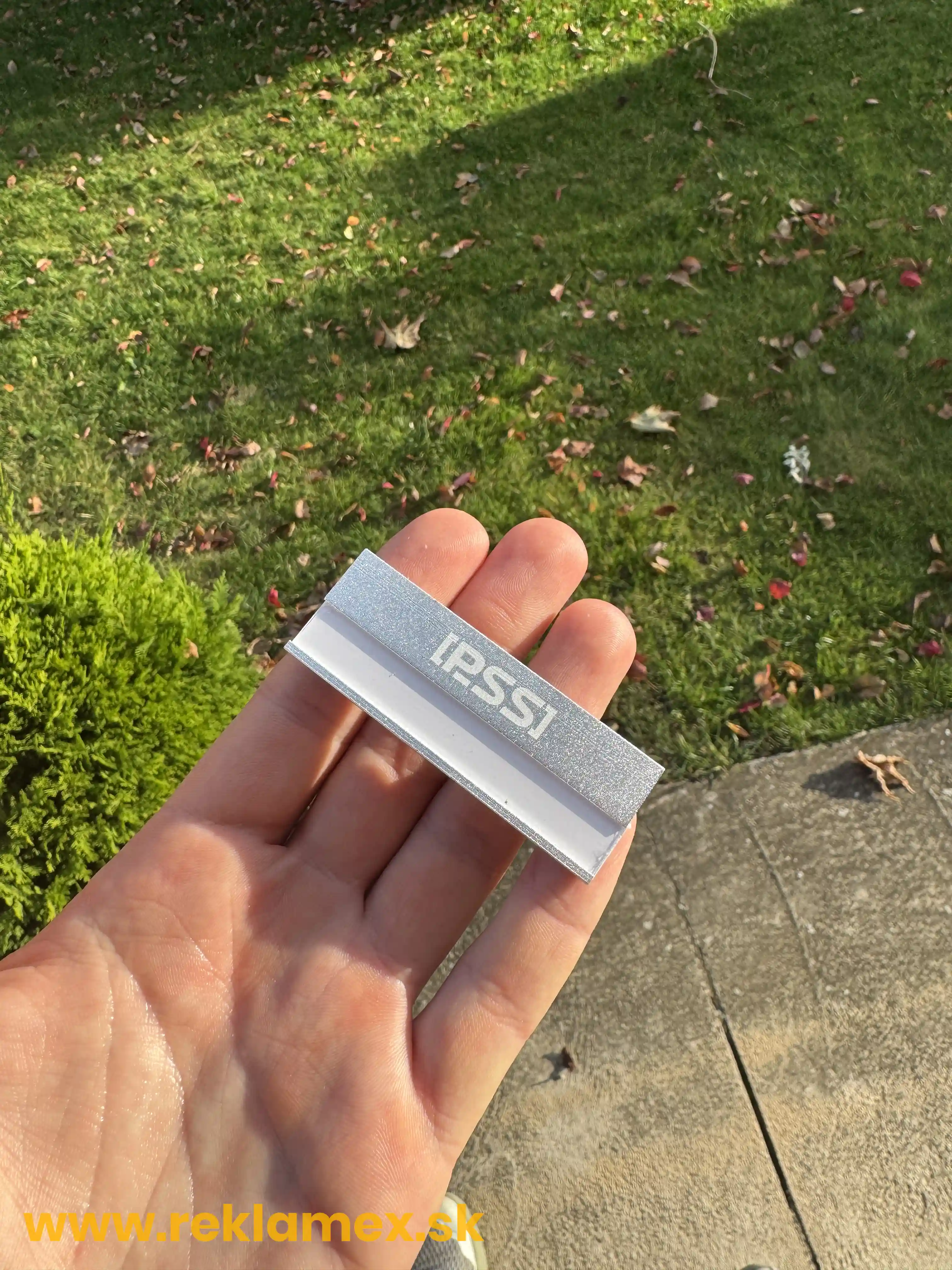 Kovové menovky na oblečenie s gravírovaním loga 