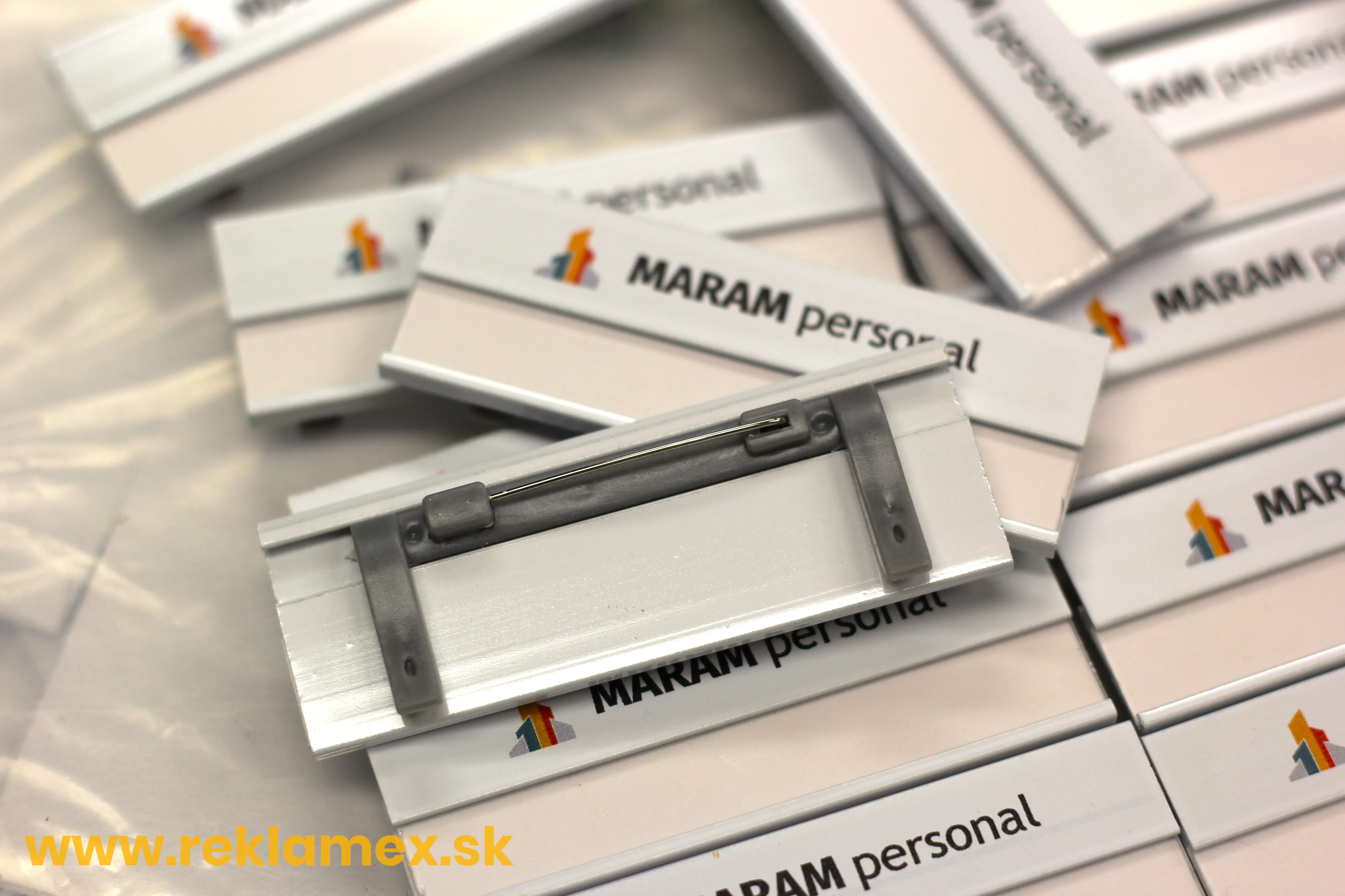 Kovové menovky na oblečenie s gravírovaním loga 