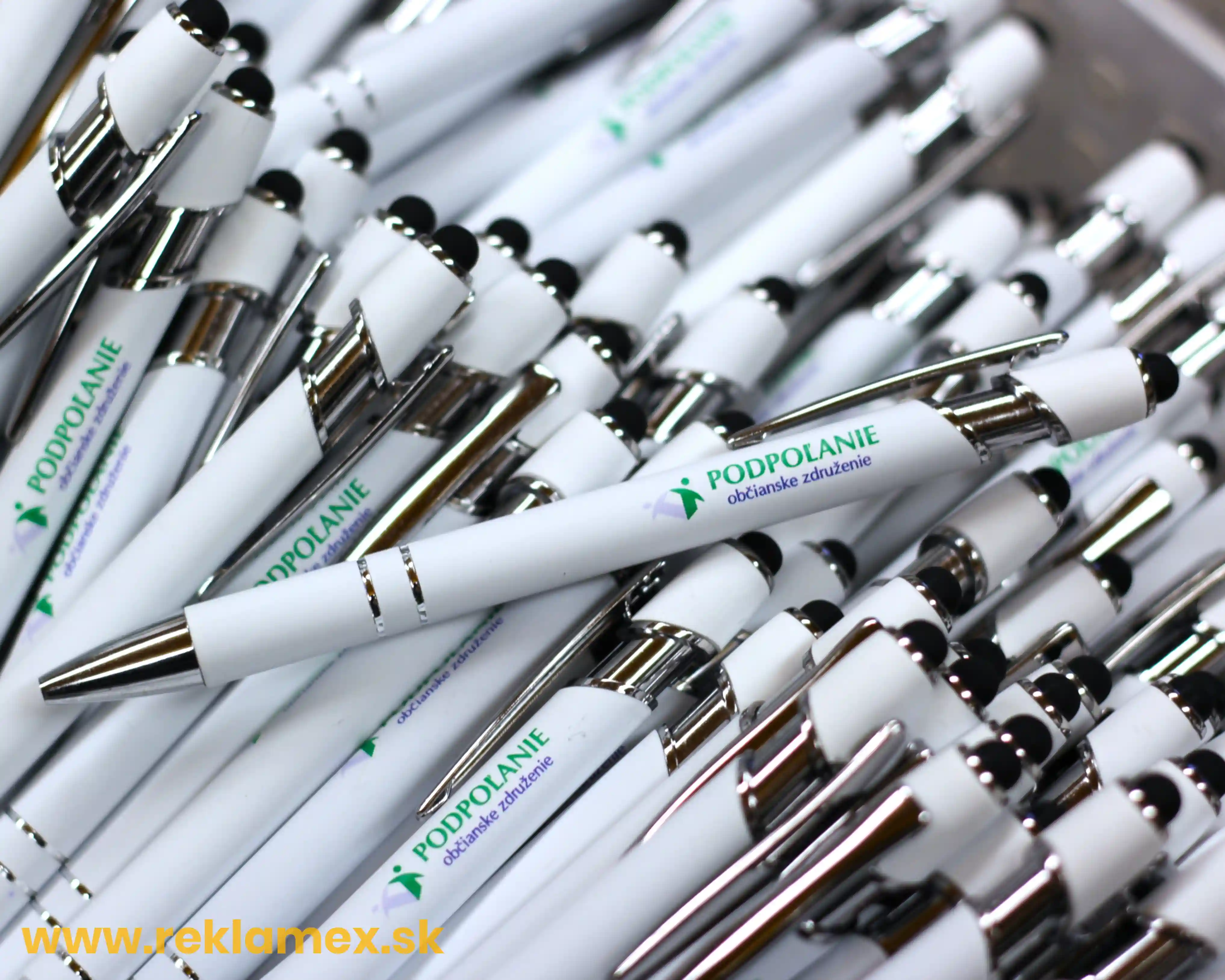 biele reklamné perá Alpha s plnofarebnou potlačou loga 