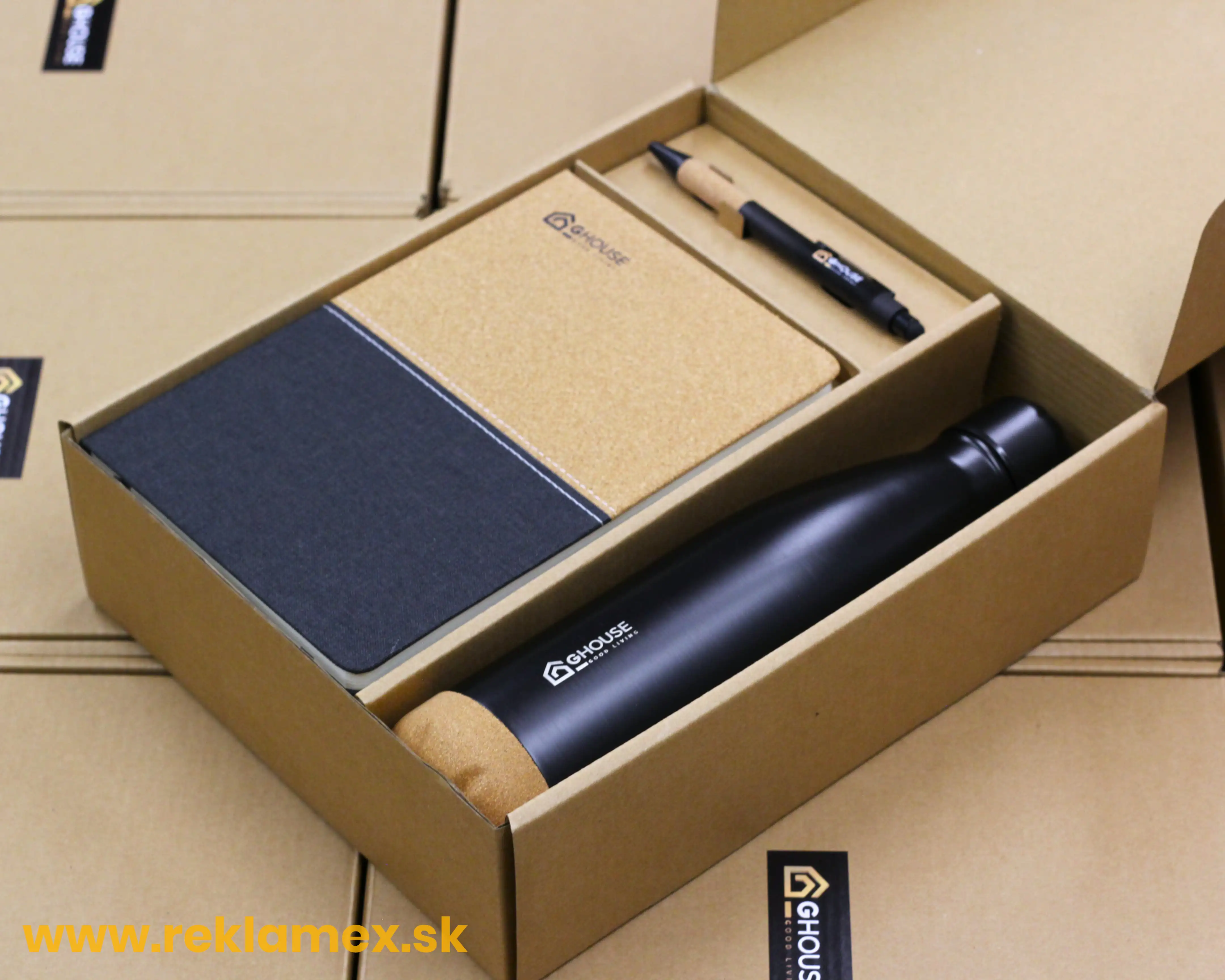 reklamne predmety ako firemny darcek s logom v darcekovej krabicke 