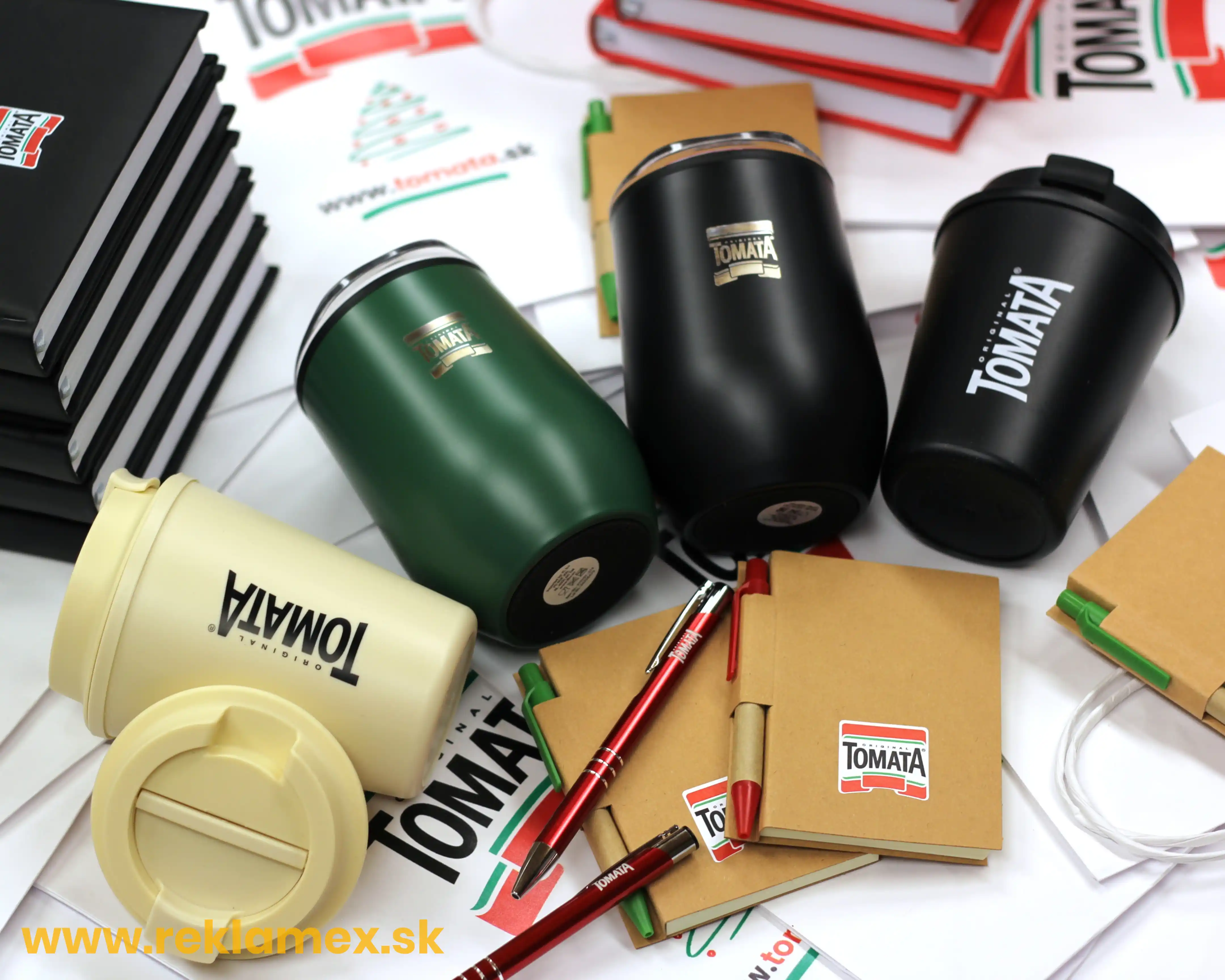 reklamné predmety s potlačou - ukážka potlače na hrnčekoch a zápisníkoch pre firmu tomata