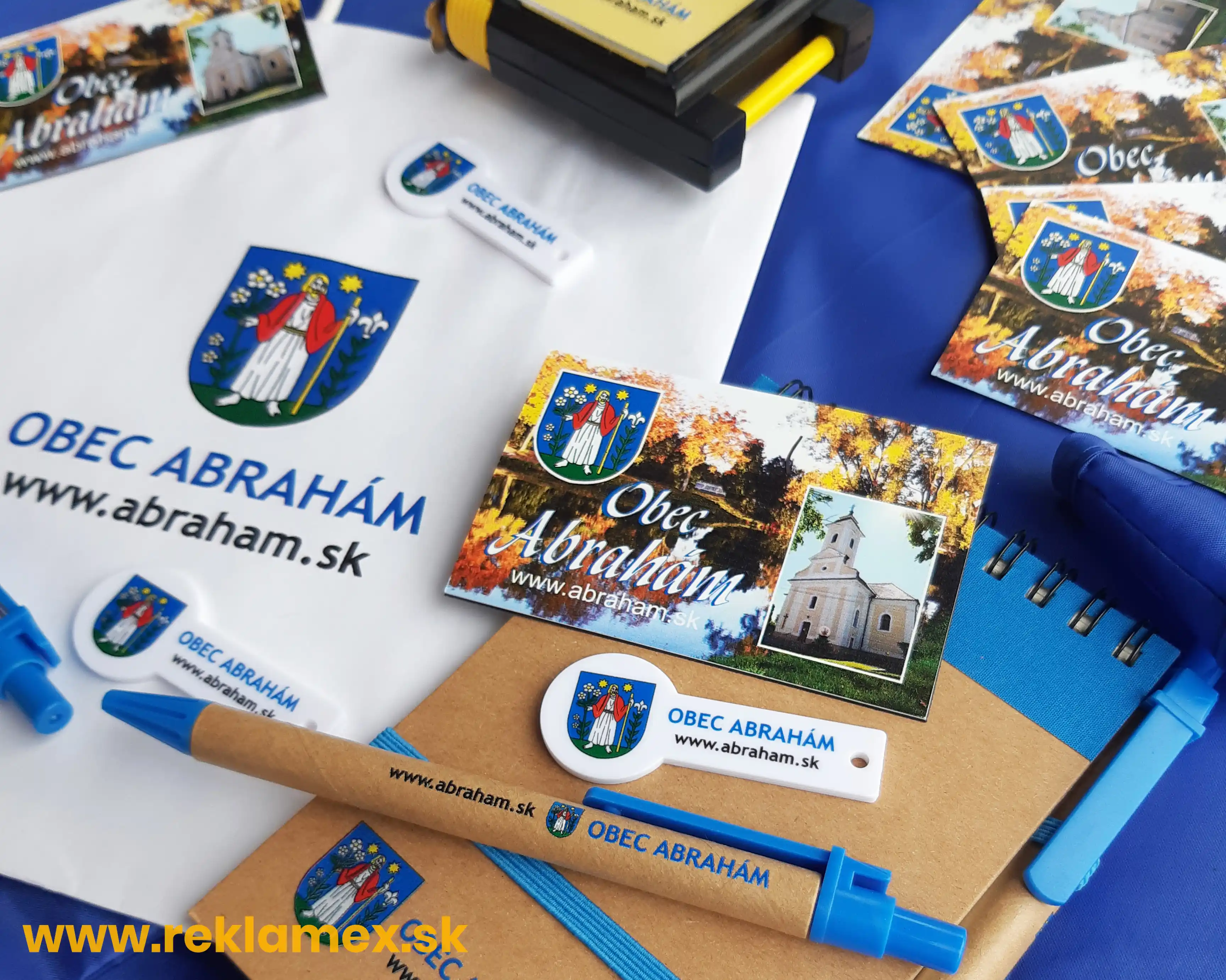 Reklamné predmety s potlačou pre obec Abrahám - potlač erbu na zápisník, magnetku a tašky