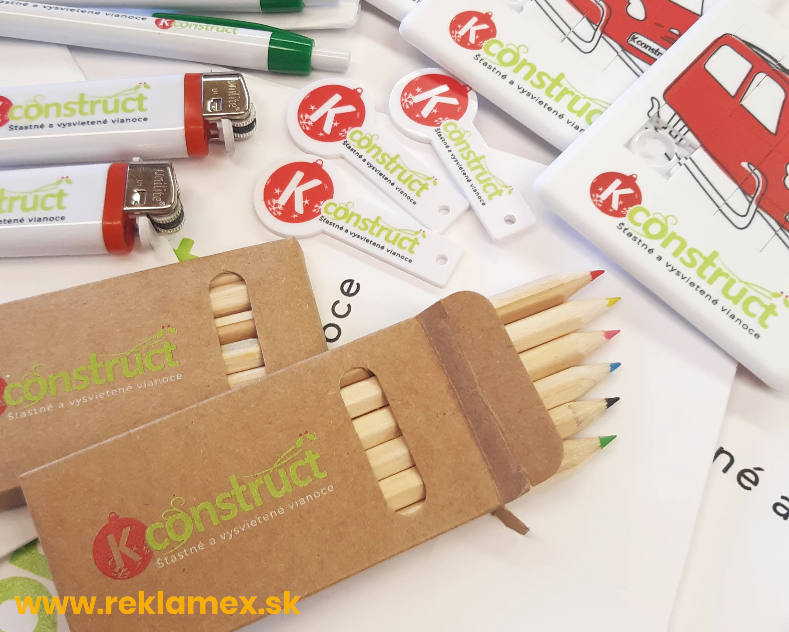 Fotografia reklamných predmetov s potlačou - detail na farbičky s vianočným logom.