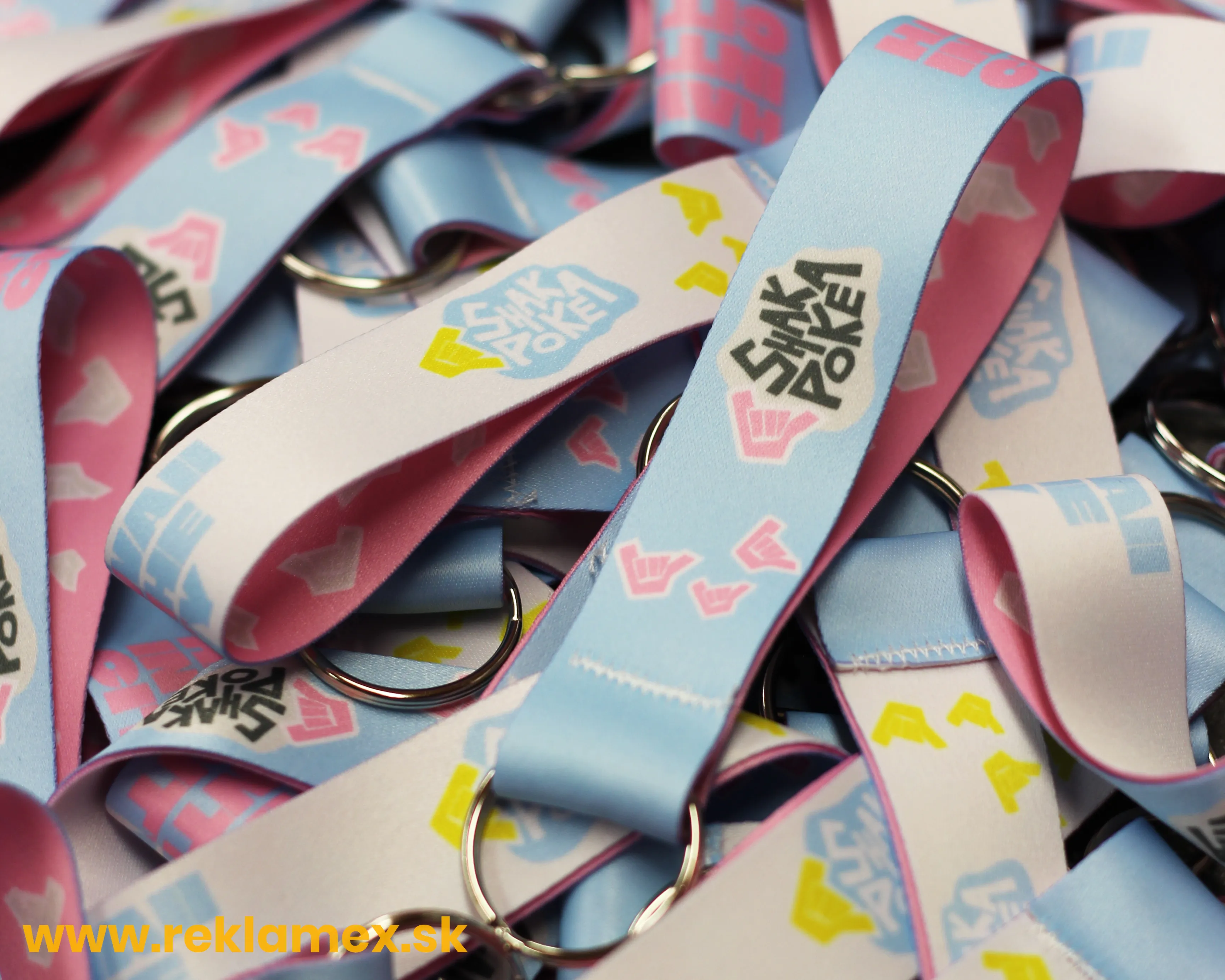 Detailná fotografia - reklamné šnúrky s hravou farebnou potlačou 