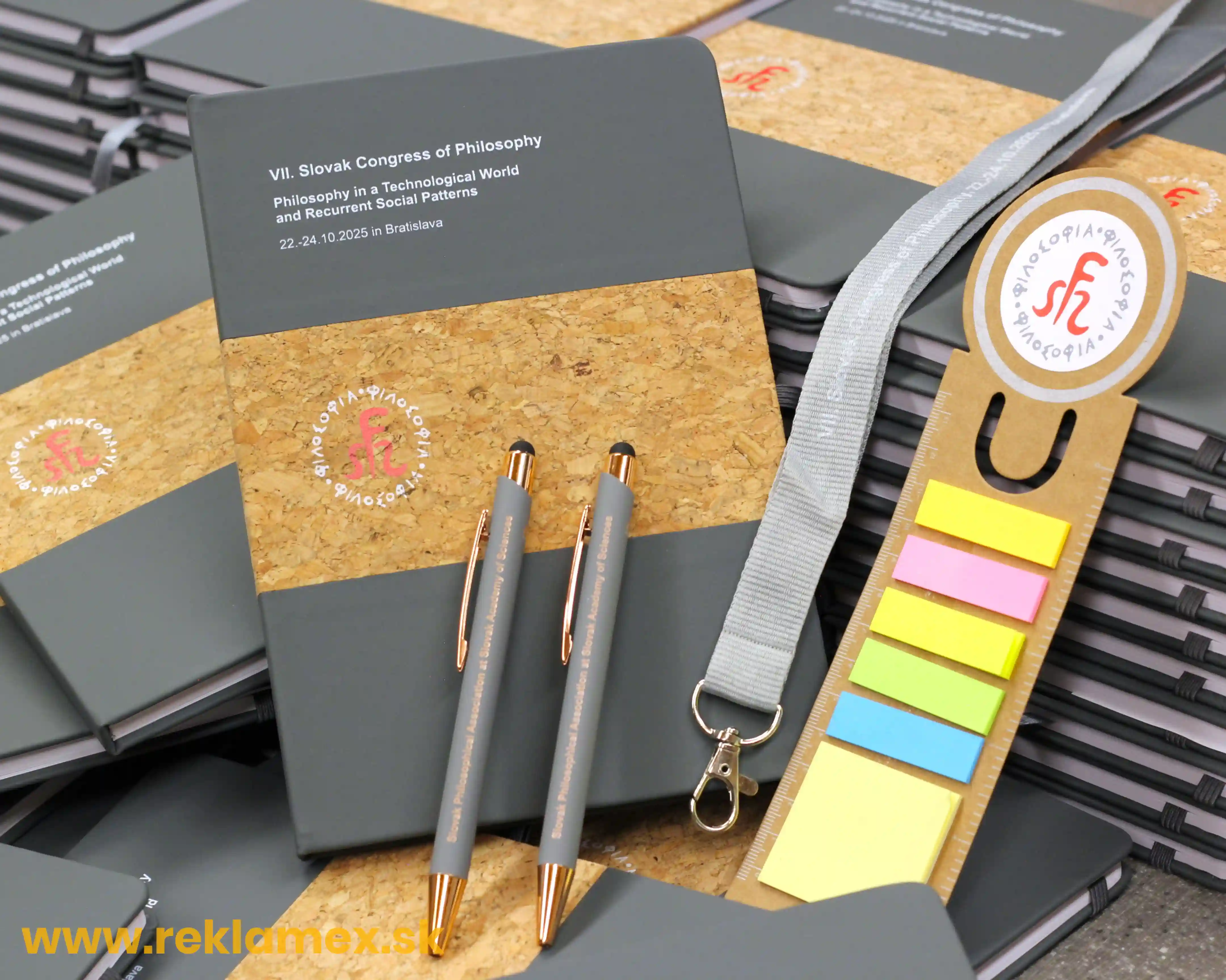 reklamné predmety s potlačou fotografia so zápisníkom šnúrkou na krk a perom s potlačou loga