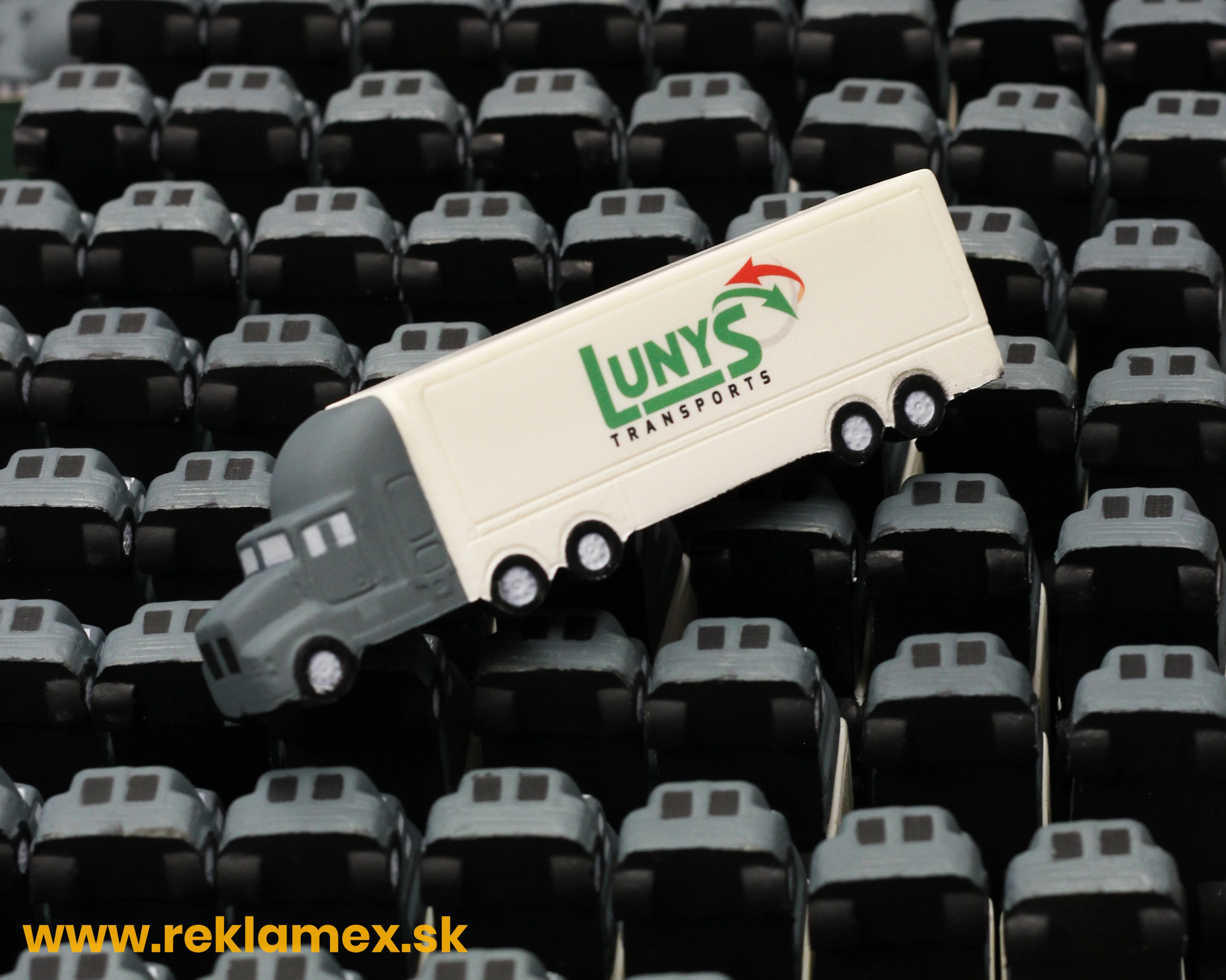 Reklamné kamióny s potlačou loga LUNYS 