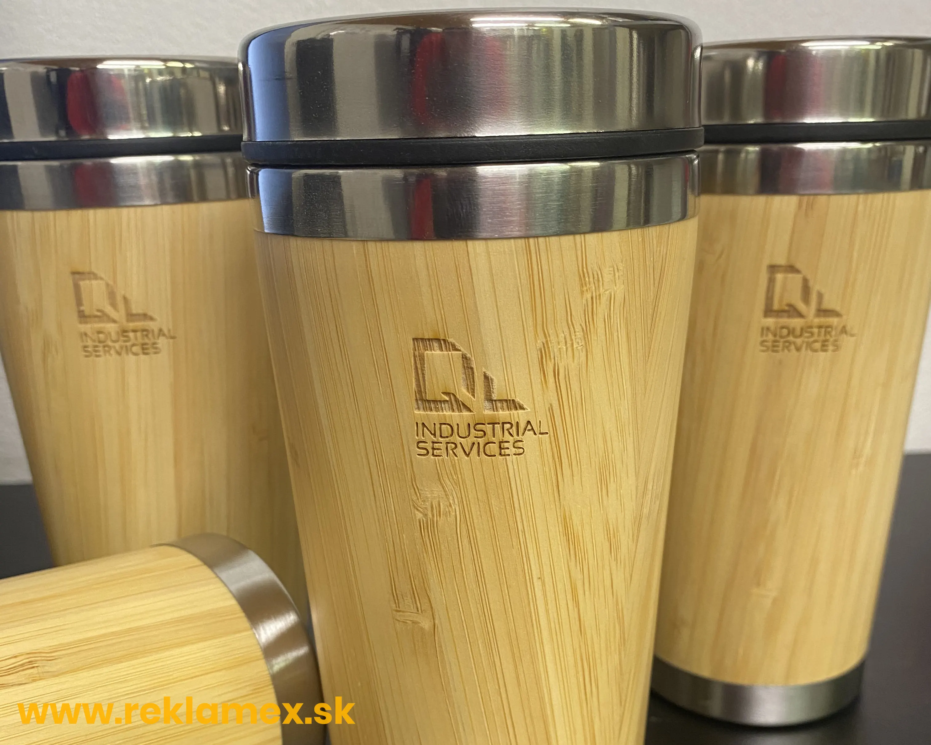 Ukážka reálnej detailnej fotografie bambusového termohrnčeka s logom ktoré je vygravírované