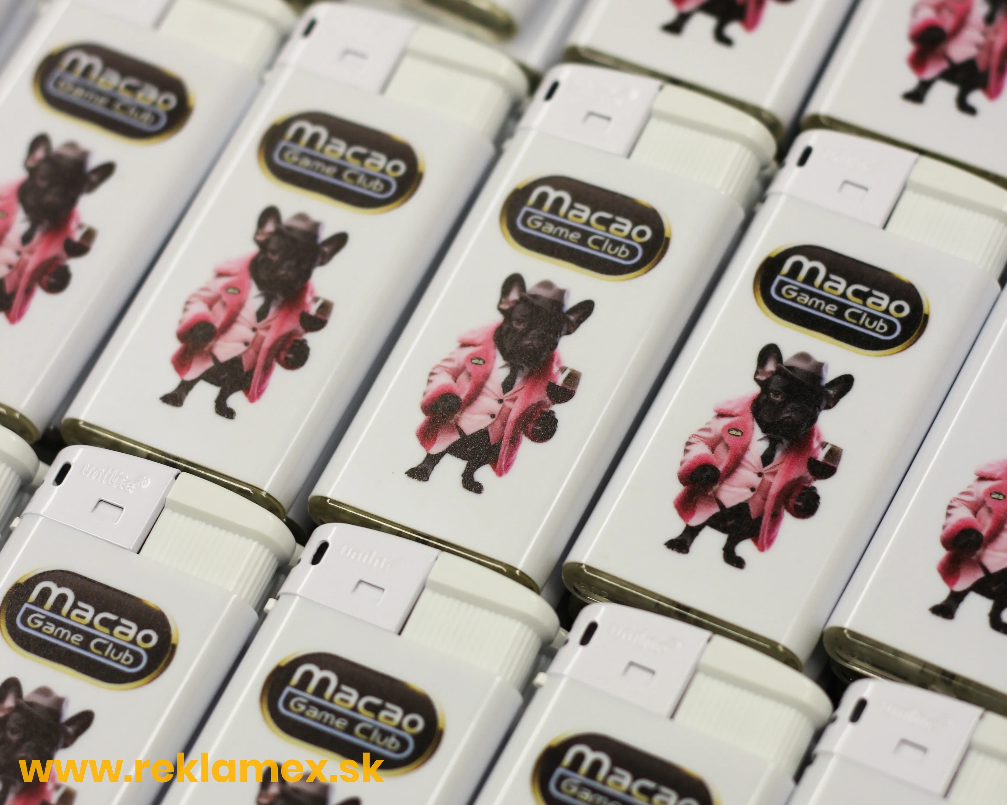 Reklamné biele zapalovace s plnofarebnou potlačou loga a kresleneho psika. 