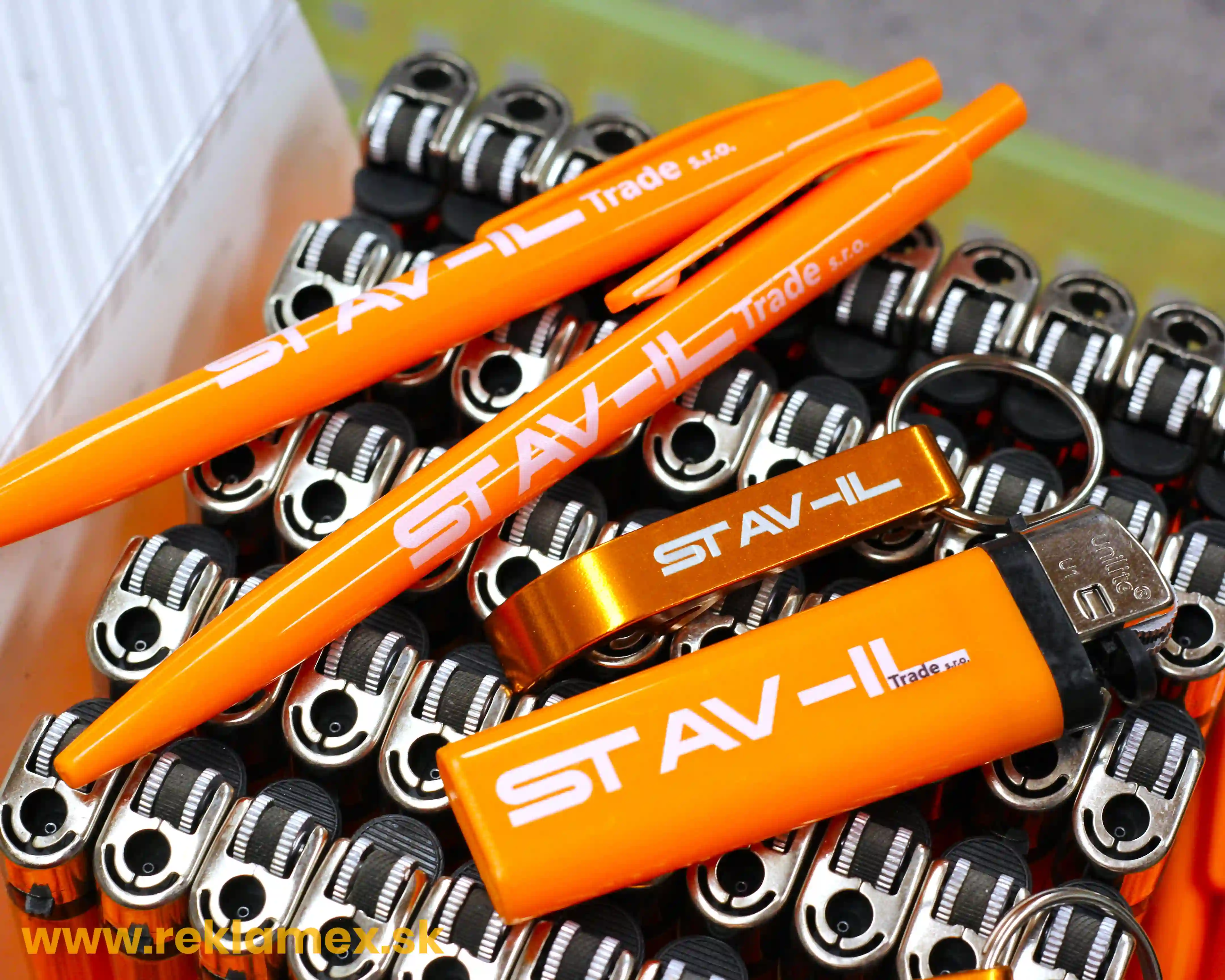 reklamné predmety s potlačou - reklamné pero, zapaľovač a kľúčenka s logom