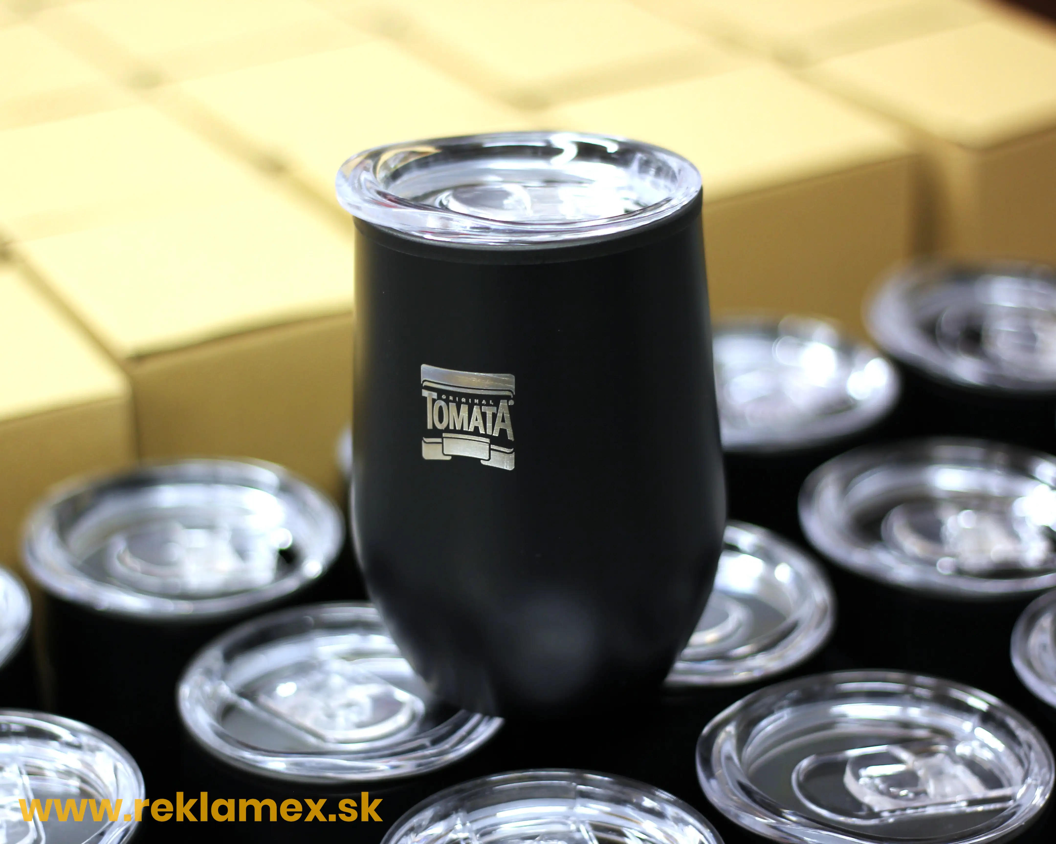 čierne kovové reklamné termohrnčeky s gravírovaním loga TOMATA