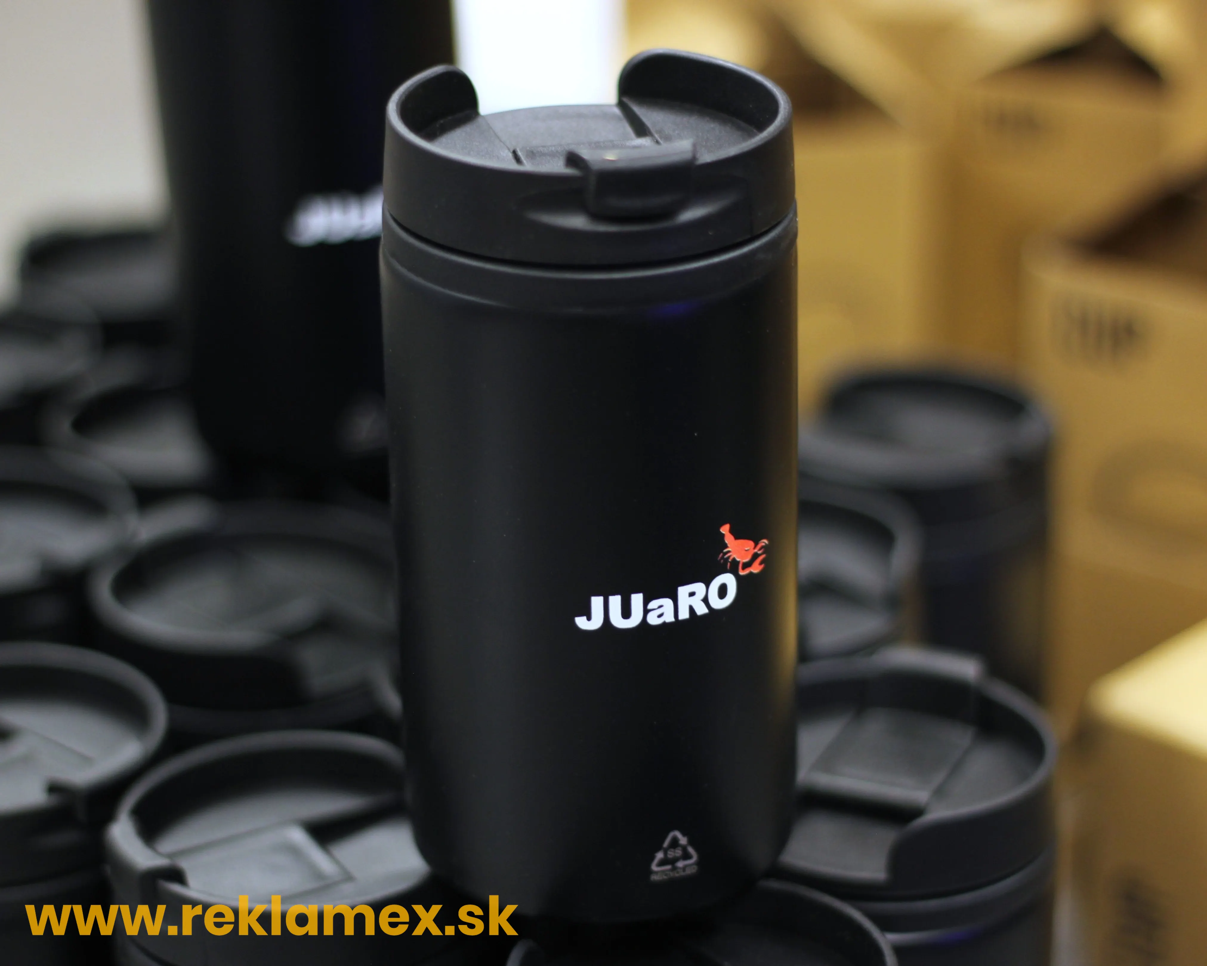 Reklamné termohrnčeky s potlačou loga pre firmu JUARO. 